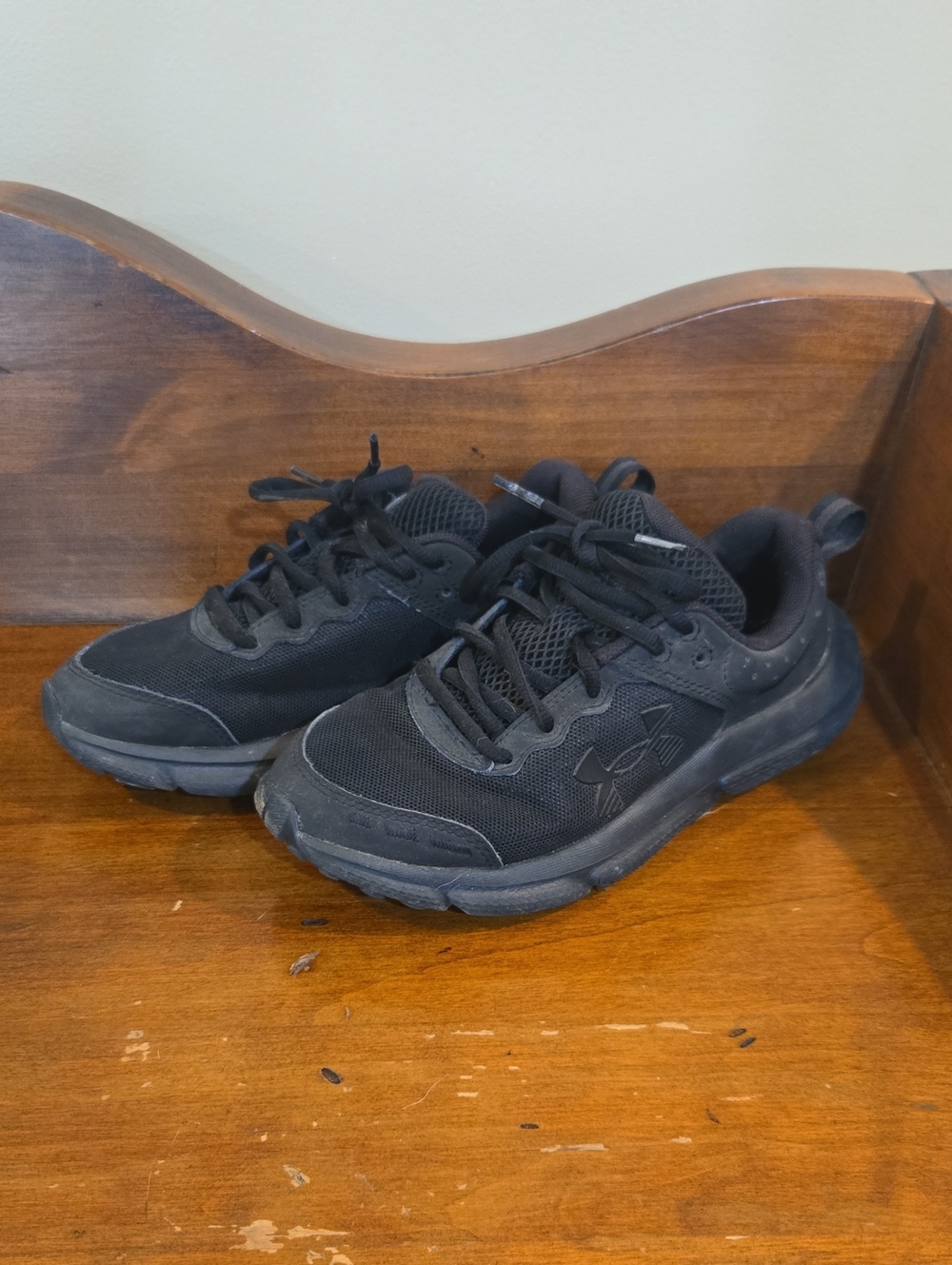 Kids Under Armour Black Athletic Shoes Size 3.5Y